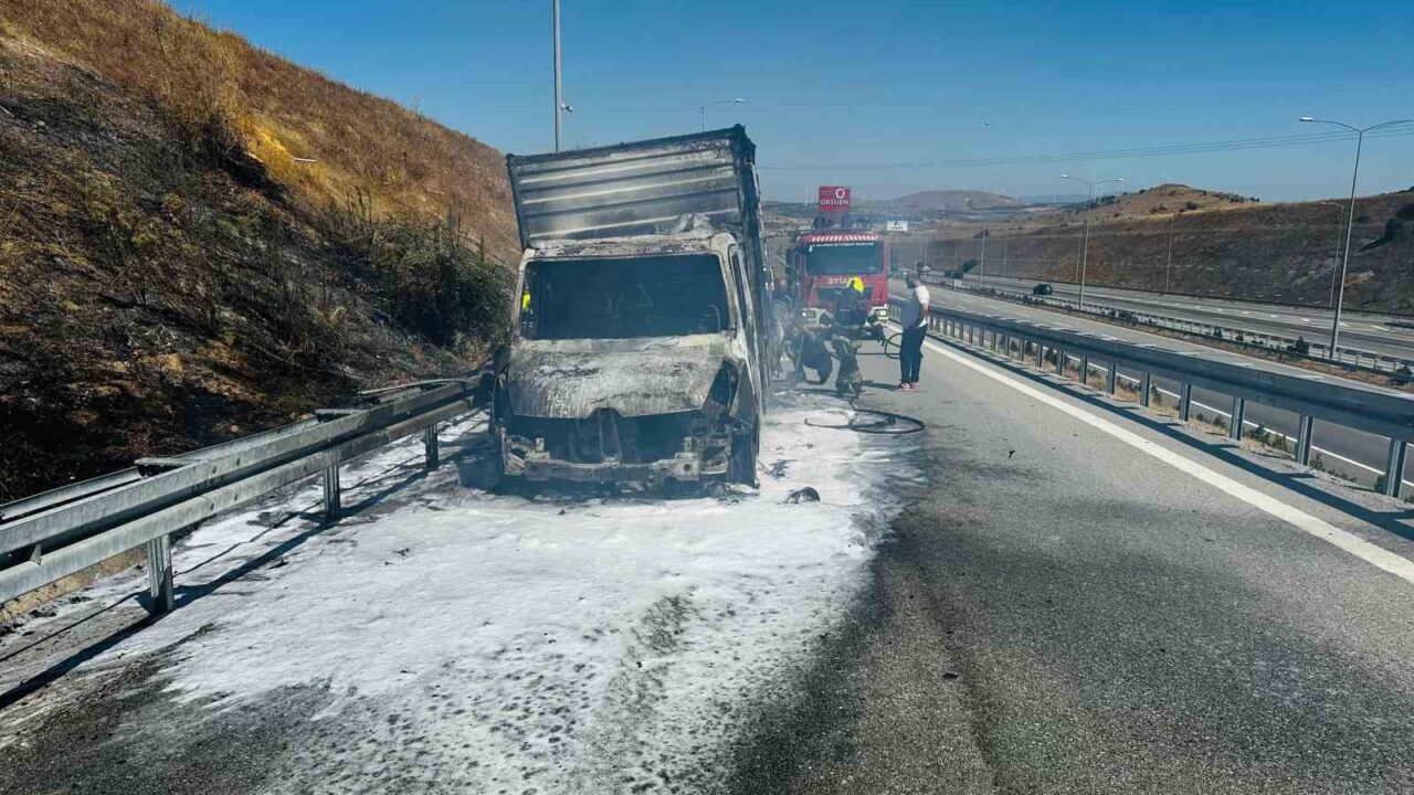 Balıkesir’de İstanbul-İzmir otoyolunda aniden alev alan kamyonet yanarak, kullanılamaz hale