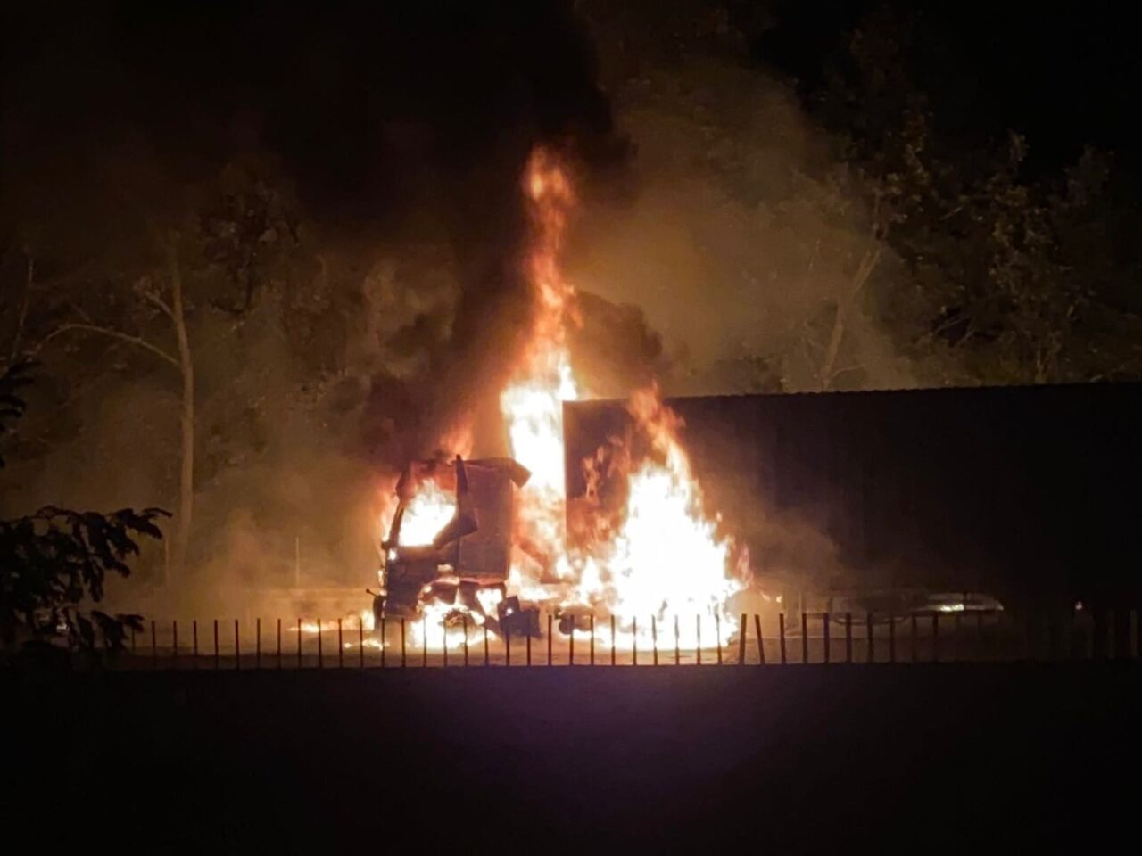 Adana’da otoyolda bir tırda çıkan yangın ormanlık alana sıçradı. Yangın