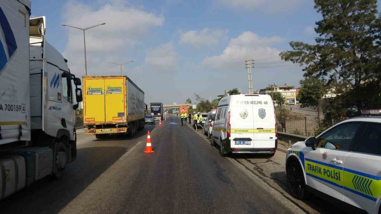 Adana’da otoyolda karşıdan karşıya geçmeye çalışan şahıs tırın çarpması sonucu
