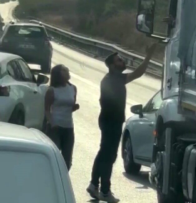 Adana’da otoyolda film sahnelerini aratmayan olayda seyir halindeki bir otomobilin