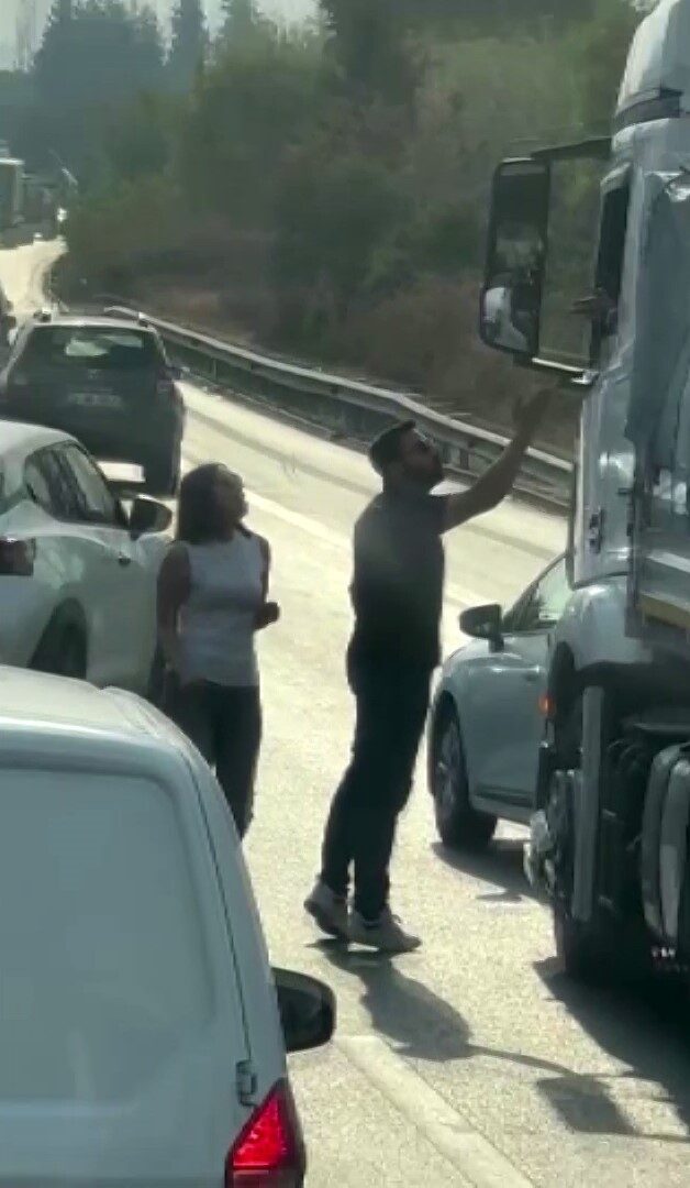 Adana’da otoyolda film sahnelerini aratmayan olayda seyir halindeki bir otomobilin