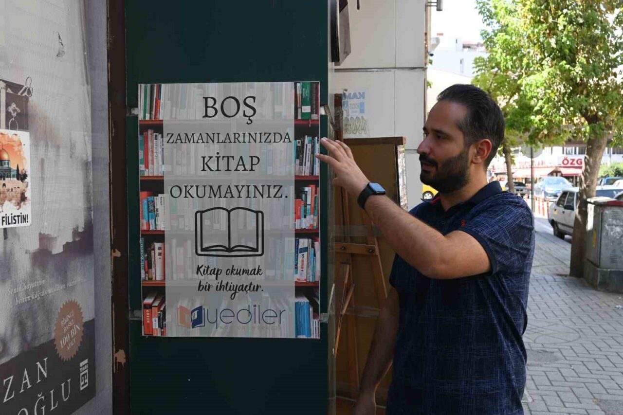 Eskişehir’de bulunan bir sahaf dükkanın önünde yazılı olan ’Boş zamanlarınızda