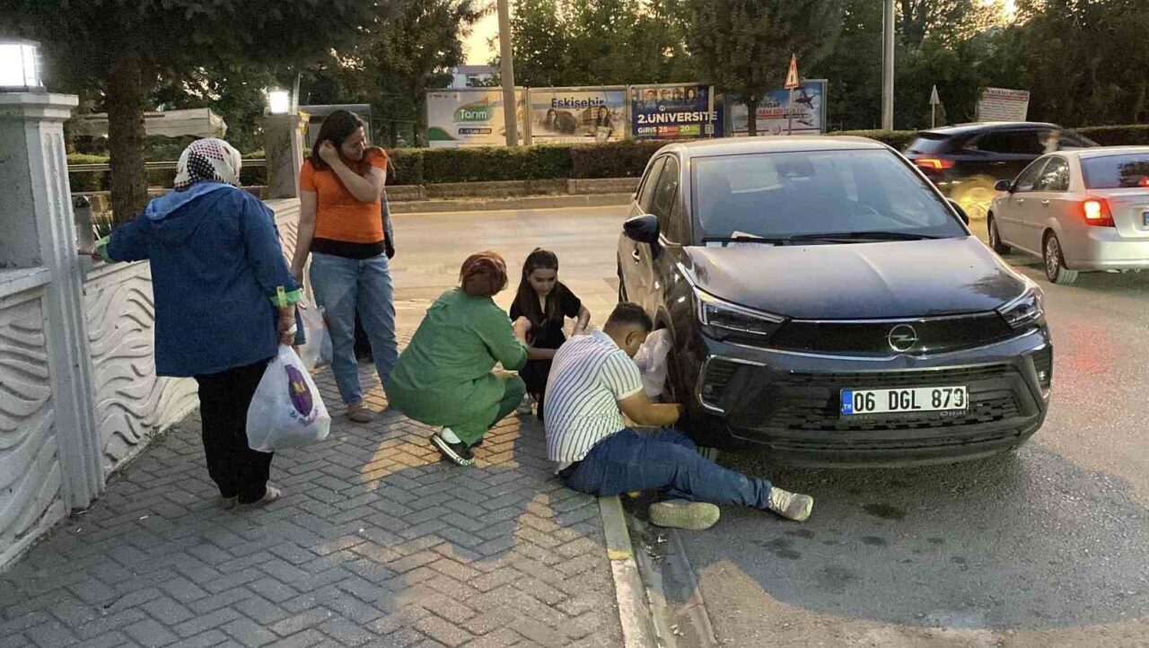 Eskişehir’de bir otomobilin kaput kısmında mahsur kalan kedi, mahallelinin 1