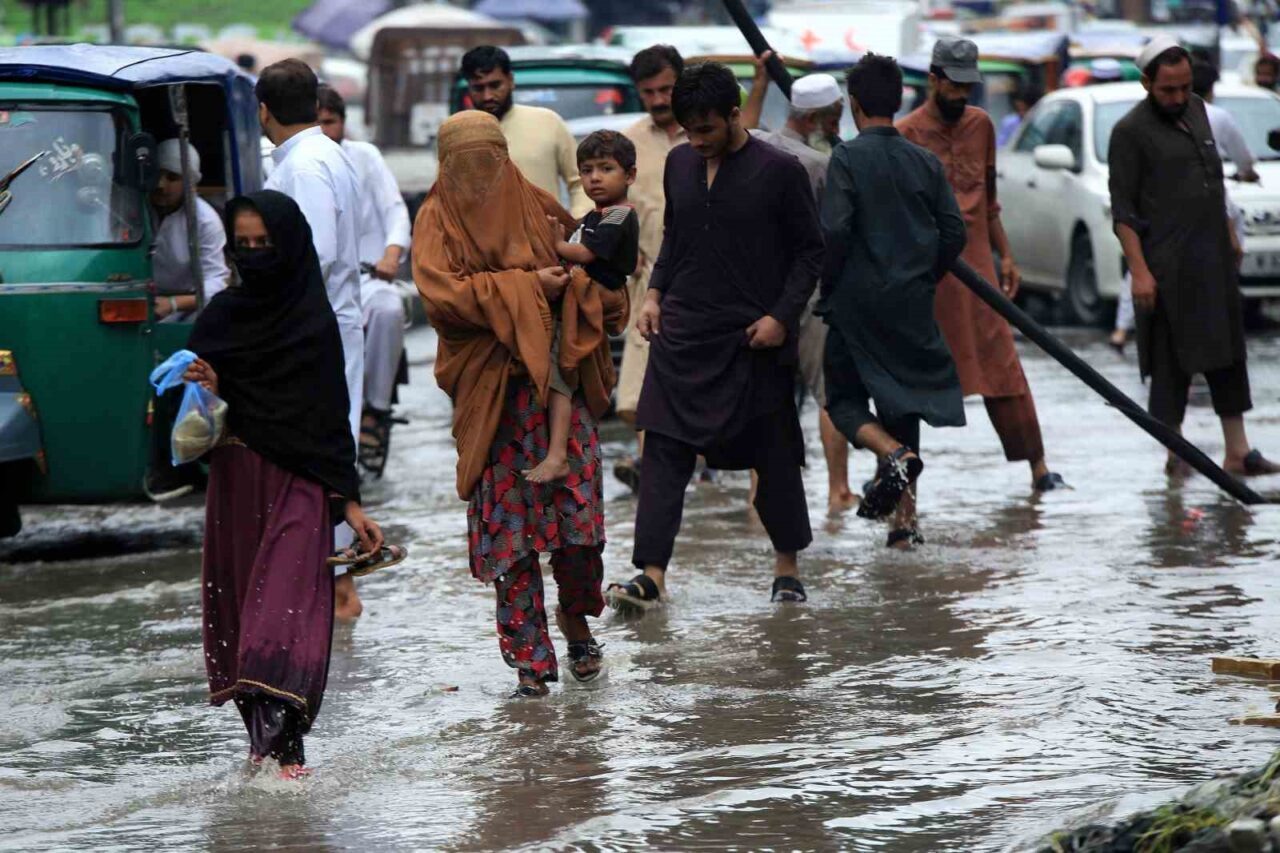 Pakistan’da muson yağmurlarının neden olduğu sel ve heyelanlarda hayatını kaybedenlerin