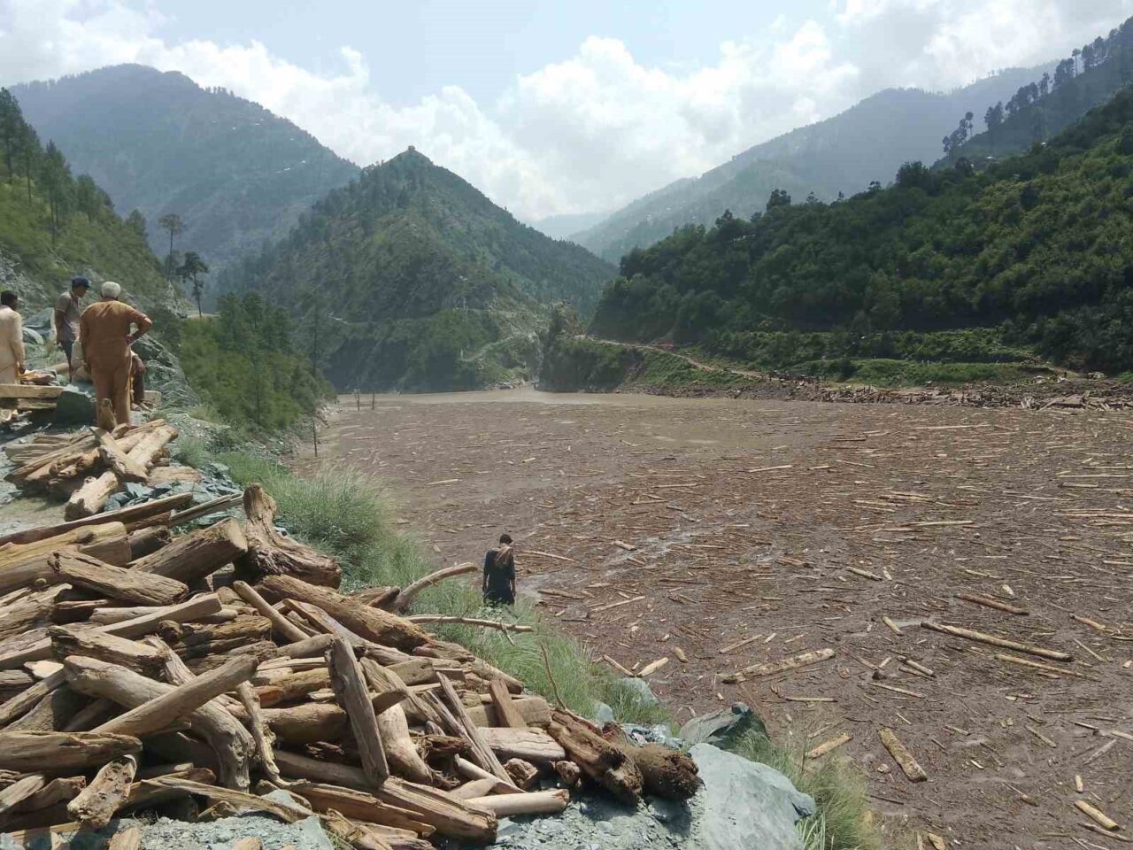 Pakistan’ın kuzeyinde şiddetli muson yağmurlarının yol açtığı seller nedeniyle son
