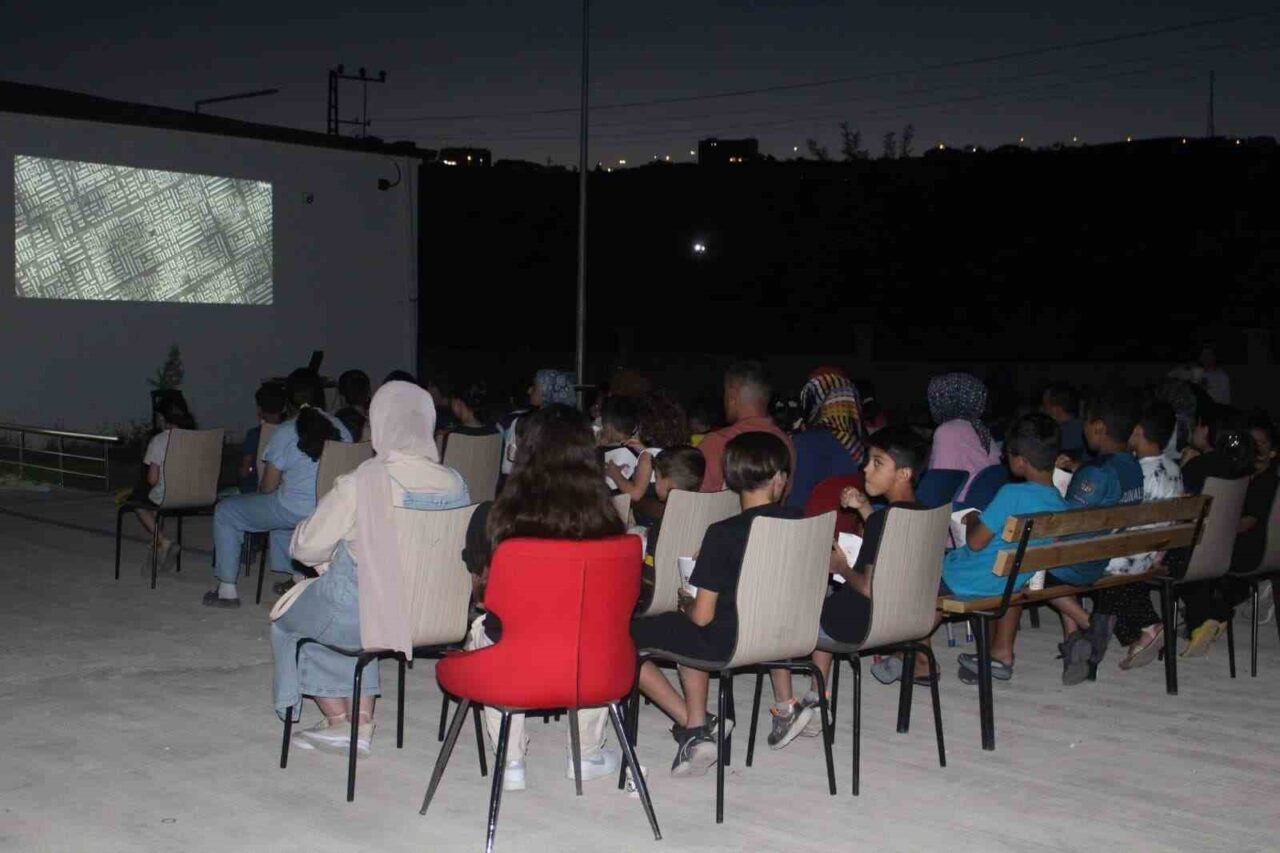 Elazığ’ın Palu ilçesinde çocuklar için düzenlenen açık hava sinema etkinliği