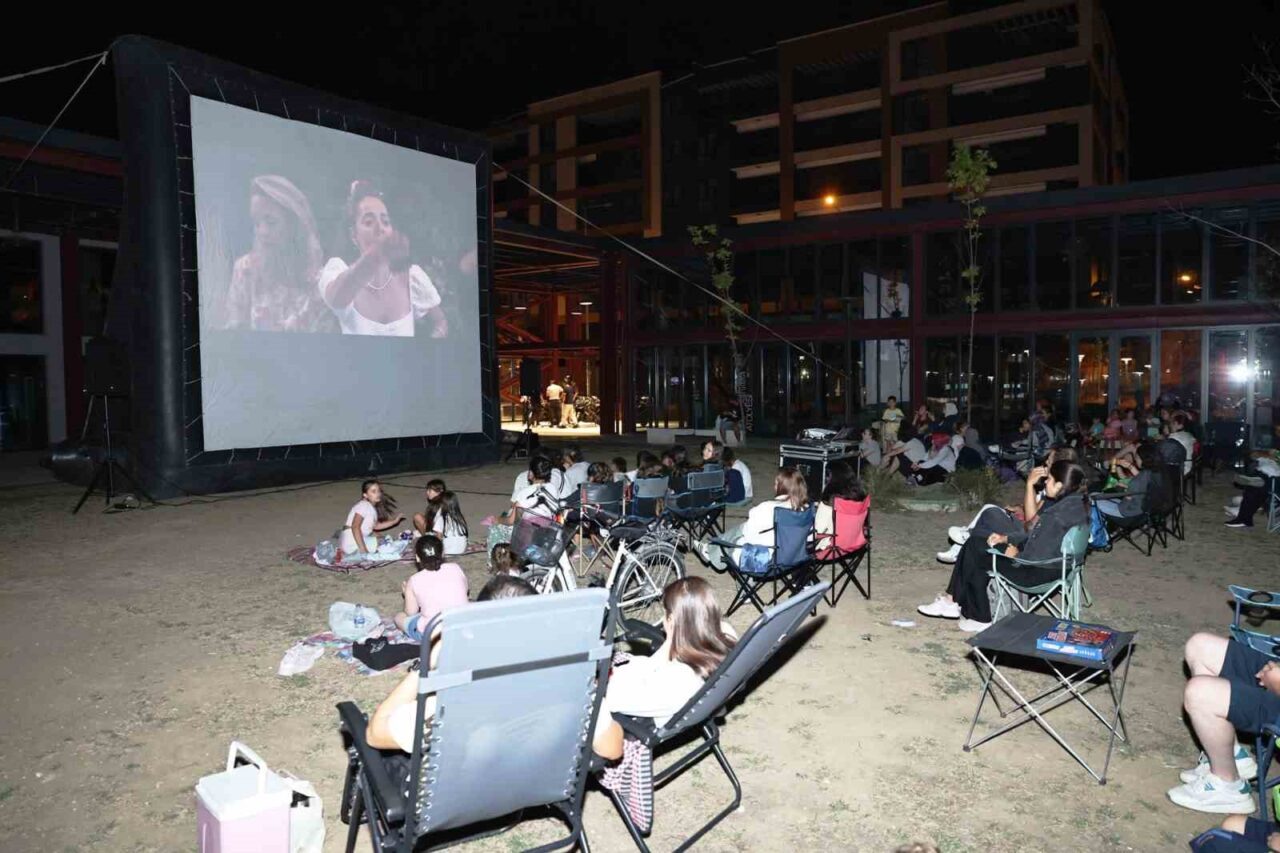 Nilüfer Belediyesi’nin Pancar Deposu’nda gerçekleştirdiği açık hava etkinliğinde, vatandaşlar hem