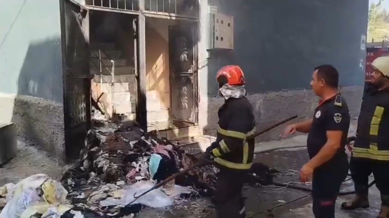 Şanlıurfa’nın Eyyübiye ilçesindeki bir evde çıkan yangın itfaiye ekipleri tarafından