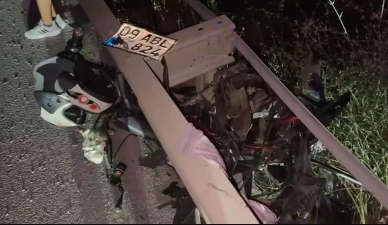 Söke-Kuşadası yolu üzerindeki Granta Mevkii’nde meydana gelen trafik kazasında otomobilin