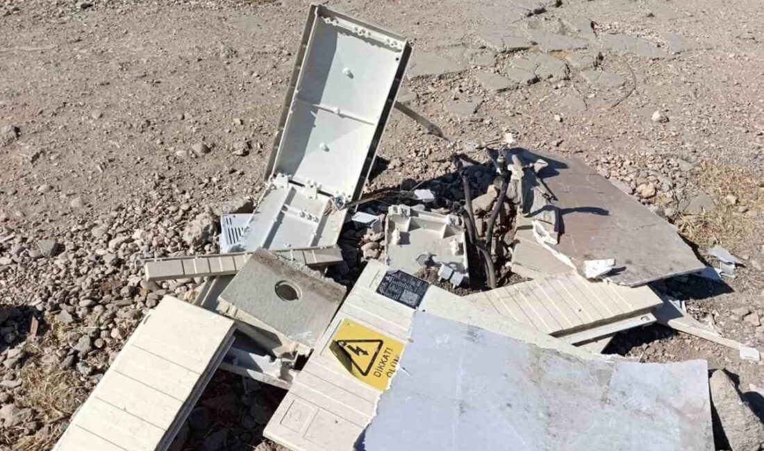 Adıyaman’da, bir aracın çarpması sonucu parçalanan elektrik trafosu yol kenarında