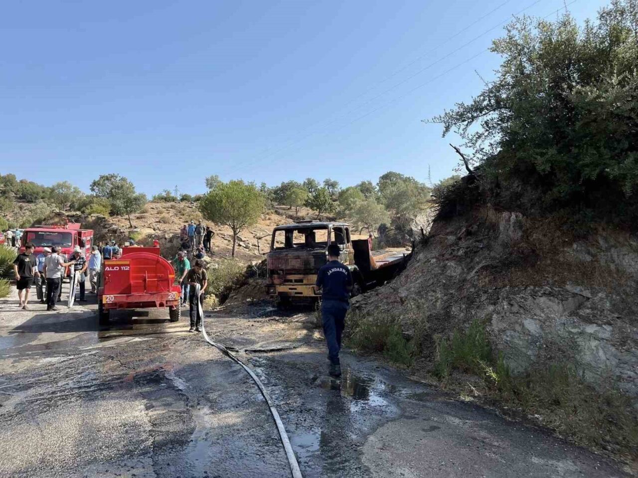 Aydın’ın Karpuzlu İlçesi’nde park halindeki bir kamyon yandı. Sebebi belirlenemeyen
