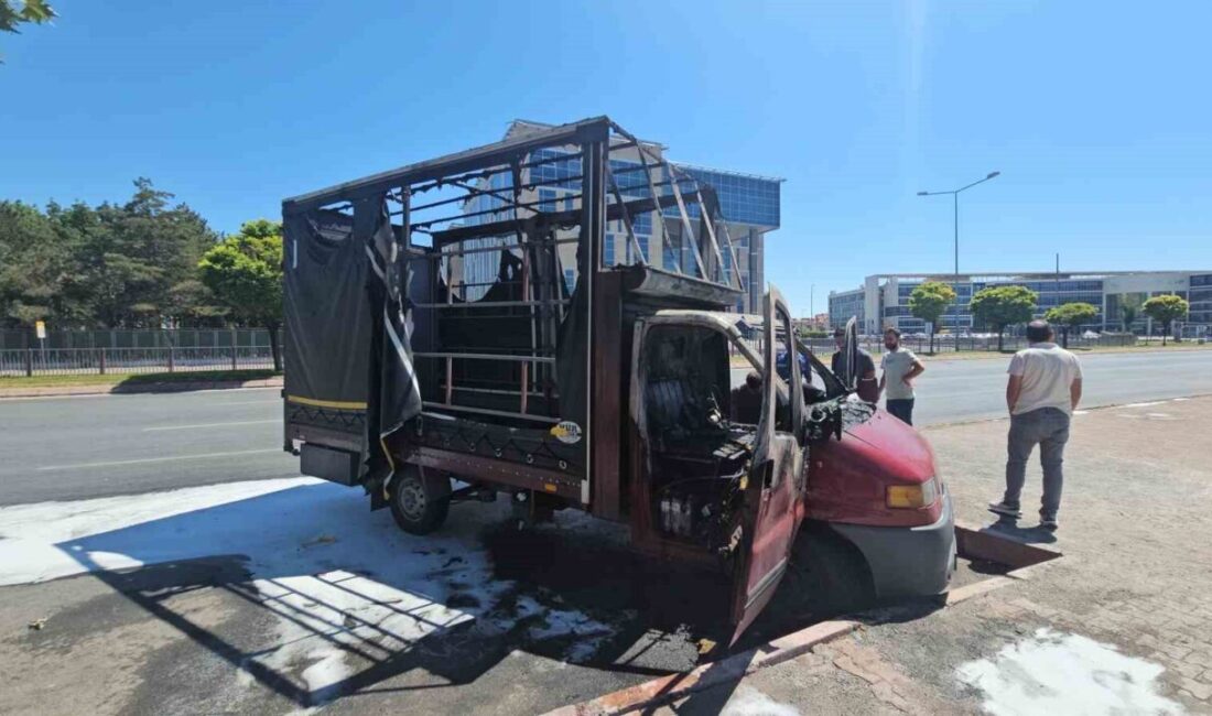 Kayseri’nin Kocasinan ilçesinde park halindeki kamyonet, çıkan yangında kullanılamaz hale