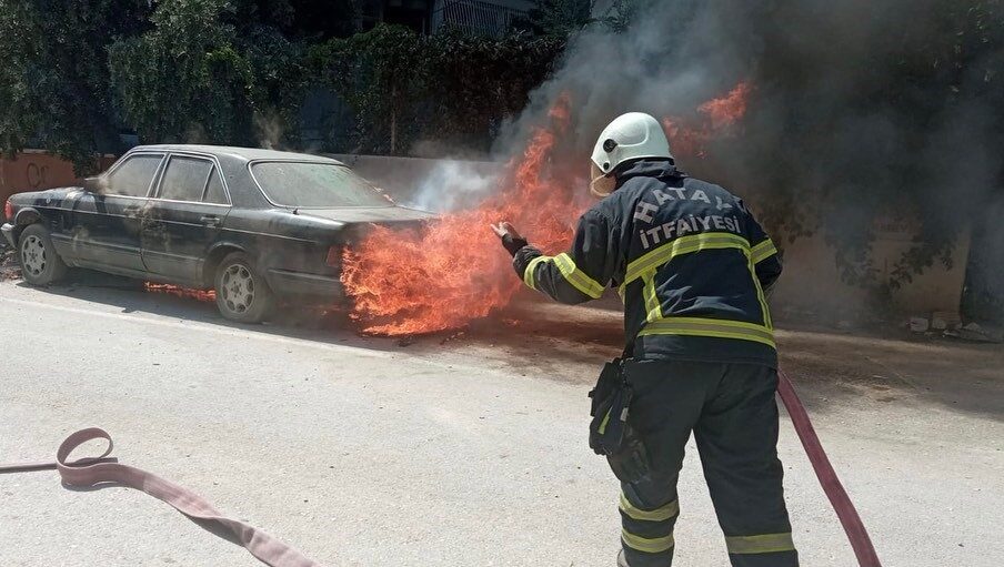Hatay’da park halindeyken alevlere teslim olan otomobildeki yangın çevreye sıçramadan