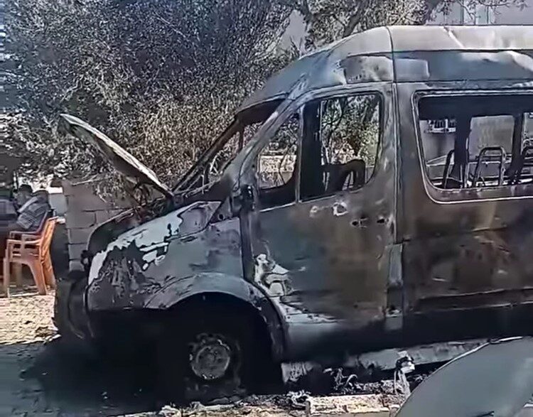 Kahramanmaraş’ta park halindeki midibüs yanarak kullanılamaz hale geldi. Edinilen bilgiye