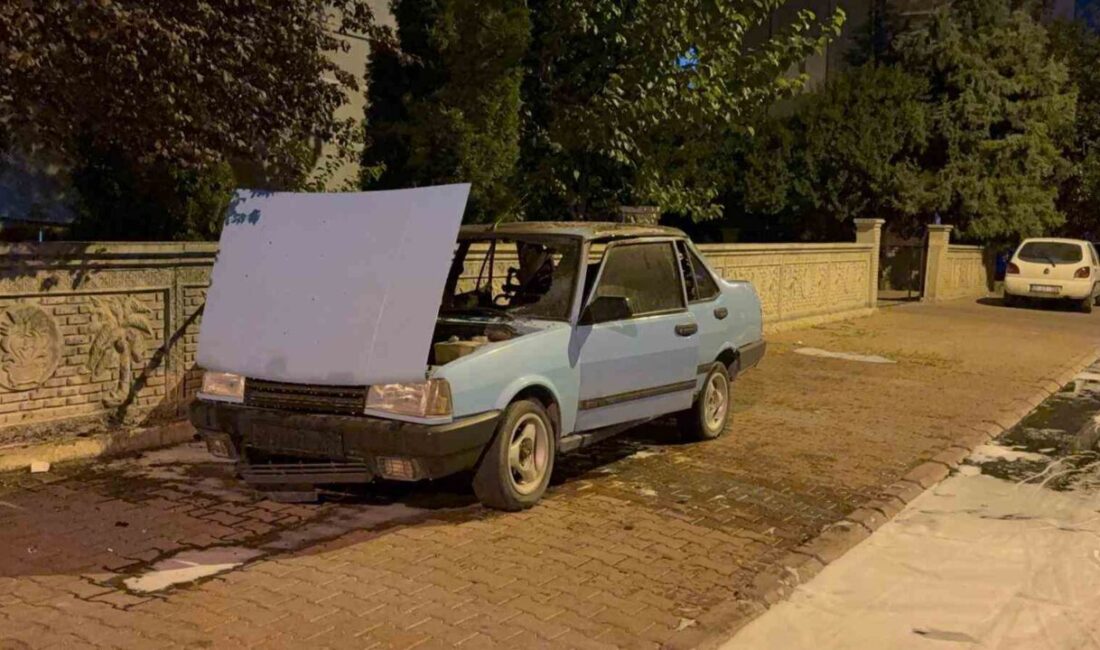 Kayseri’nin Kocasinan ilçesinde park halindeki plakası otomobil alev alırken, yangın