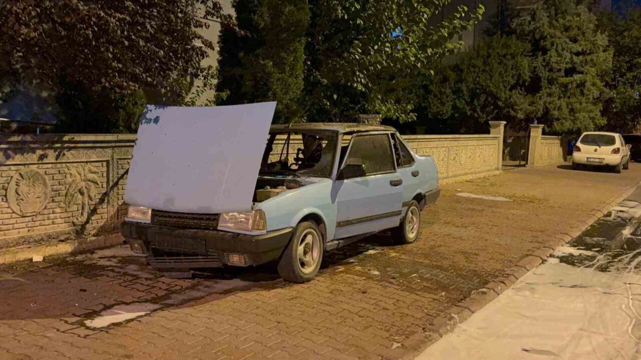 Kayseri’nin Kocasinan ilçesinde park halindeki plakası otomobil alev alırken, yangın