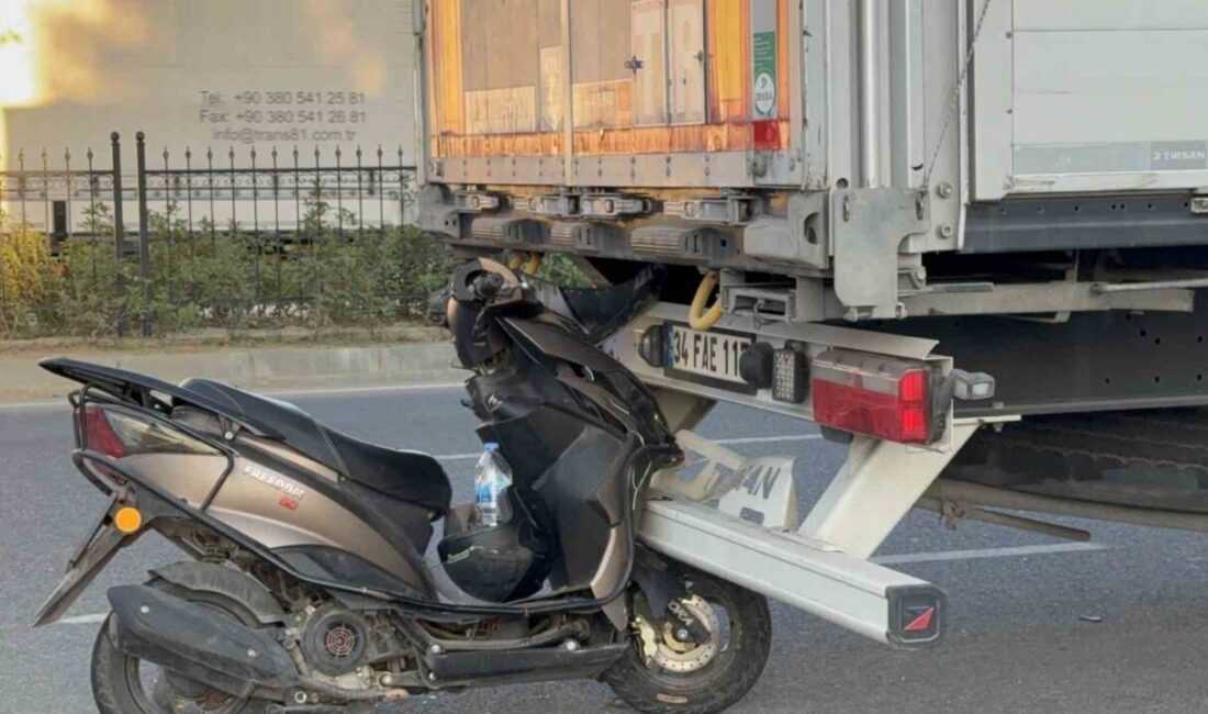 Düzce’de motosiklet park halindeki tıra arkadan çarptı. Kasklı olan motosiklet