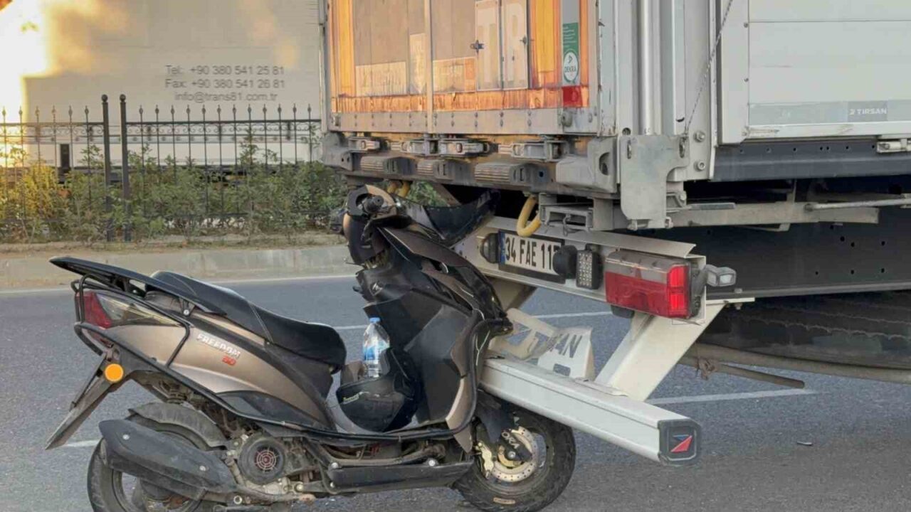 Düzce’de motosiklet park halindeki tıra arkadan çarptı. Kasklı olan motosiklet