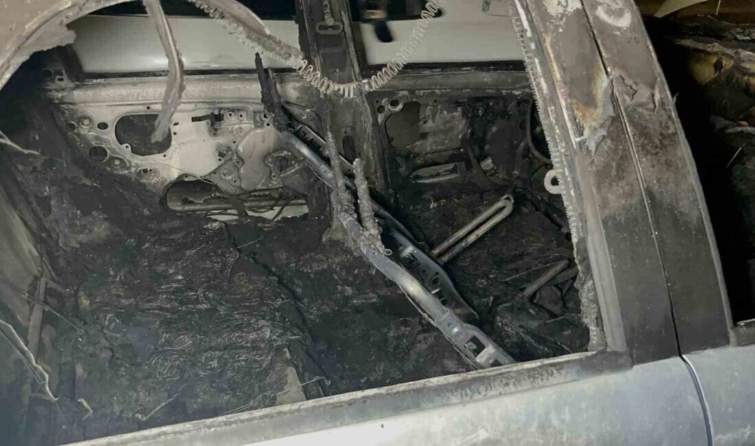 Antalya’nın Alanya ilçesinde park halindeki bir otomobil elektrik aksamından çıkan