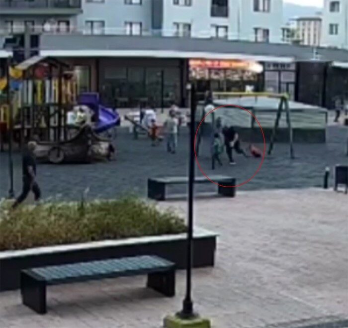 Bursa’nın Yıldırım ilçesinde iki küçük çocuğu darbedip yerden yere vuran