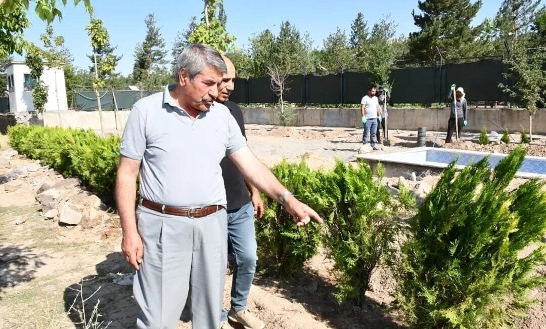 Ağrı’nın Patnos ilçesinde sürdürülen çevre düzenleme çalışmaları, sürdürülebilir ve estetik