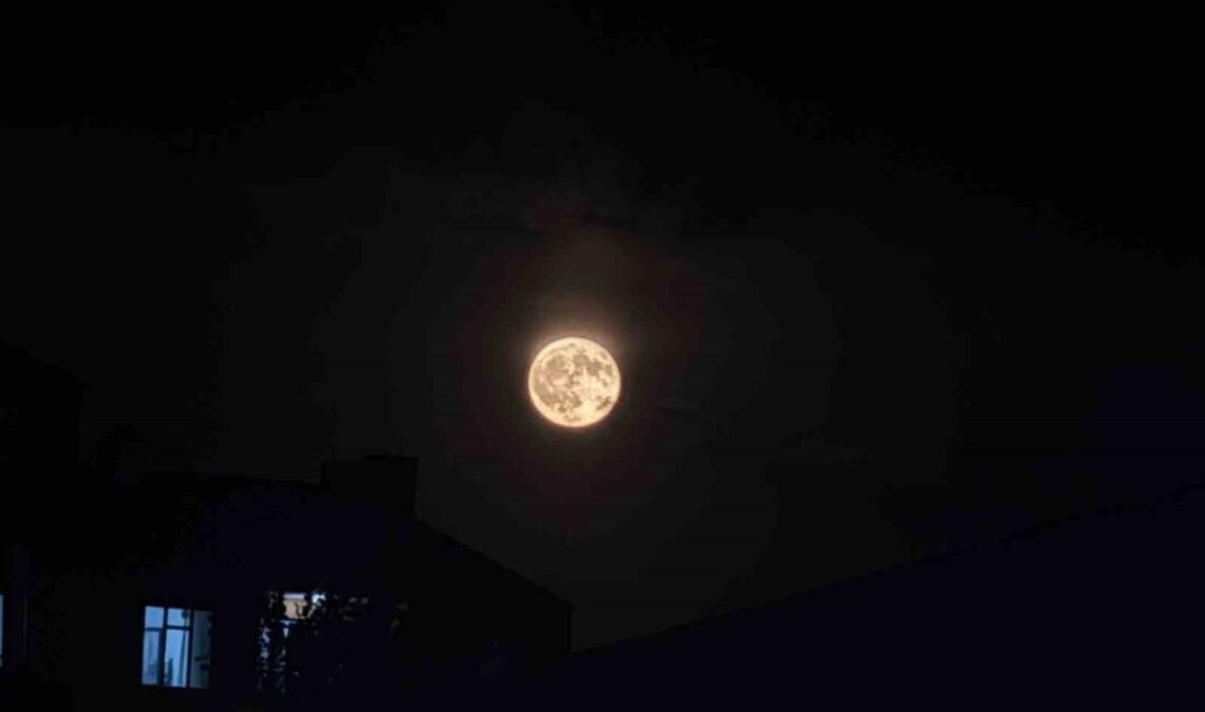 Ağrı’nın Patnos ilçesinde dün gece gökyüzünde nadir rastlanan doğa olaylarından