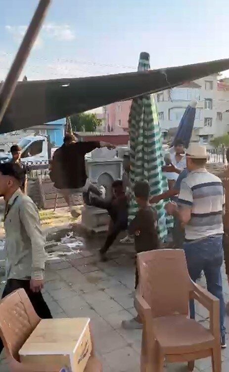 Burdur’un Gölhisar ilçesinde, Pazar yerinde henüz bilinmeyen bir nedenle çıkan