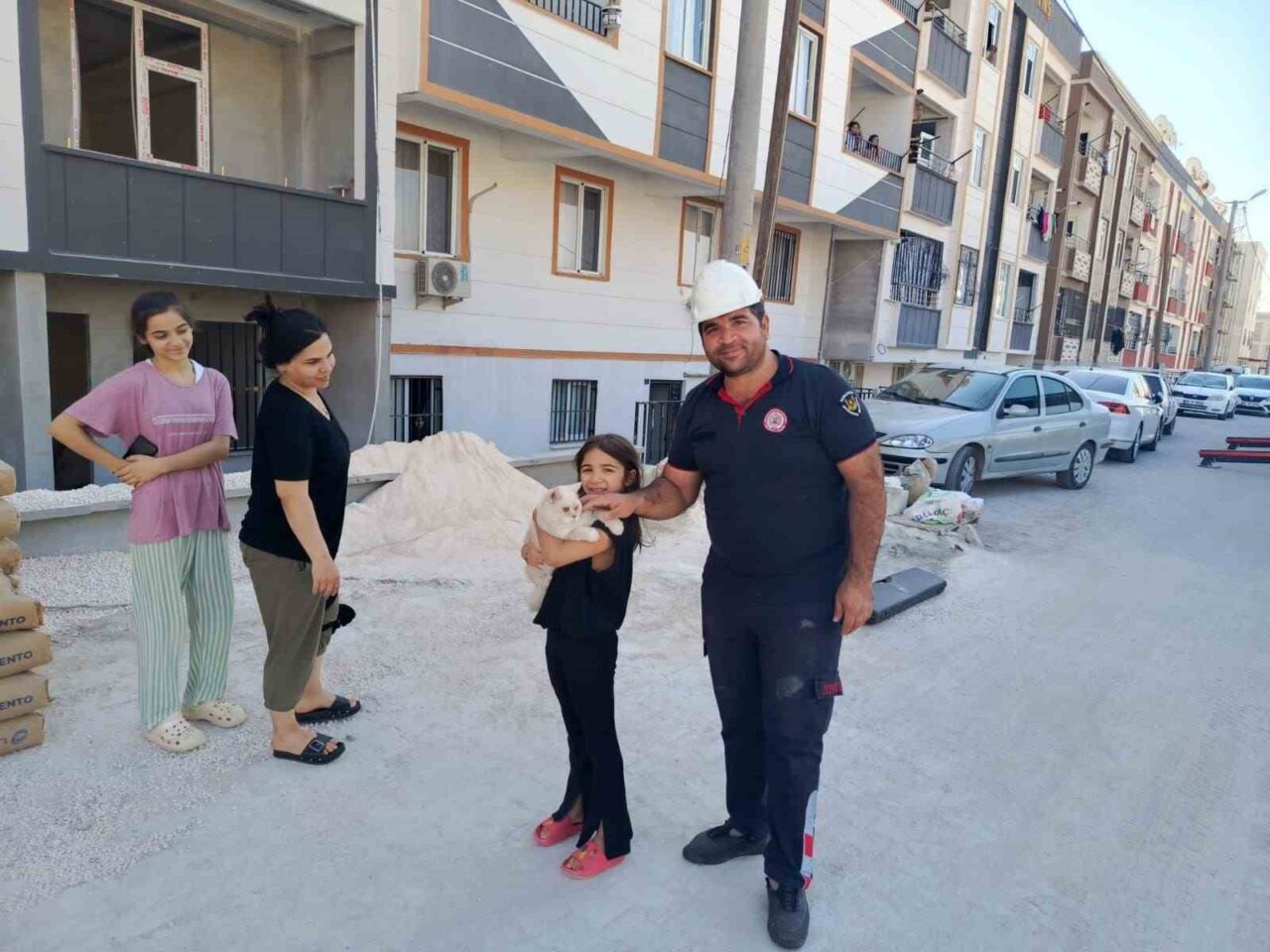 Şanlıurfa’da pencere kenarında mahsur kalan kedi, itfaiye ekipleri tarafından kurtarıldı.