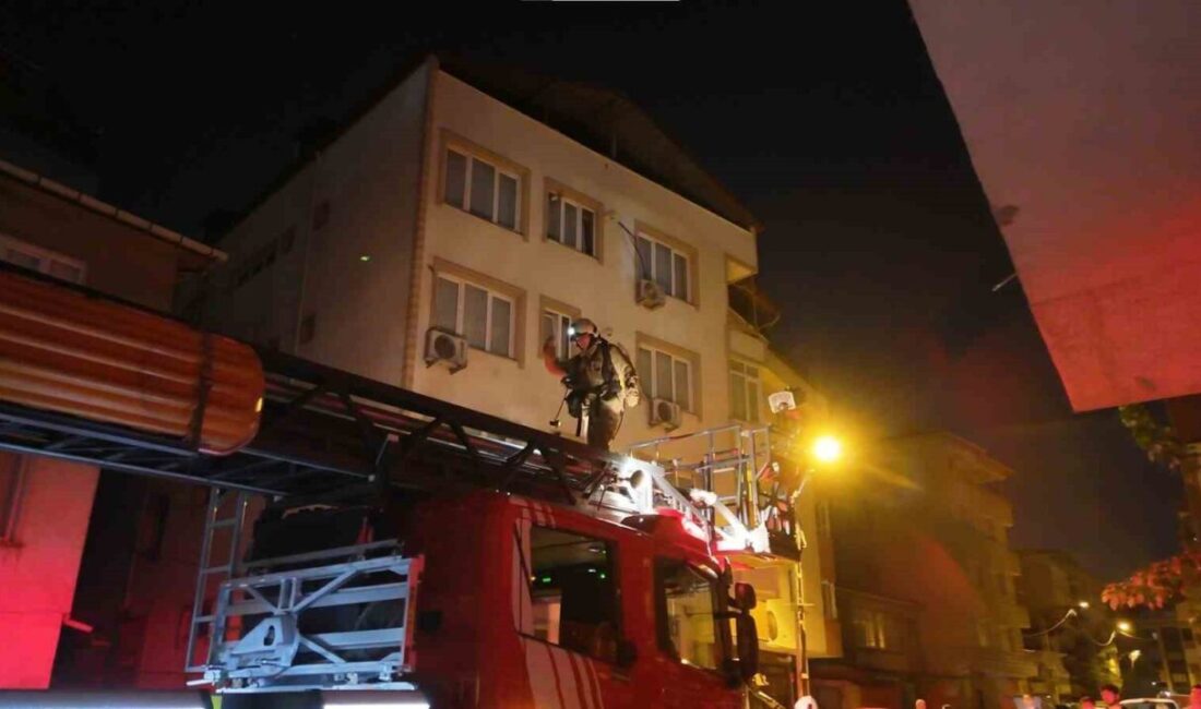 Pendik’te 3 katlı bir binanın çatısında çıkan yangın paniğe neden