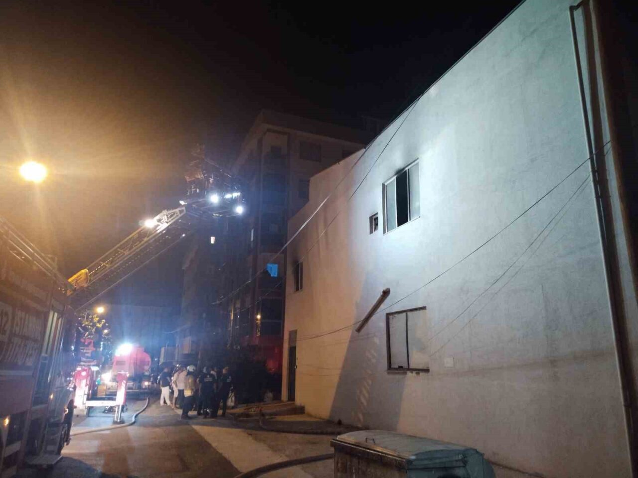 Pendik’te bir elektrik kablosu deposunda yangın çıktı. Yangın itfaiye ekipleri