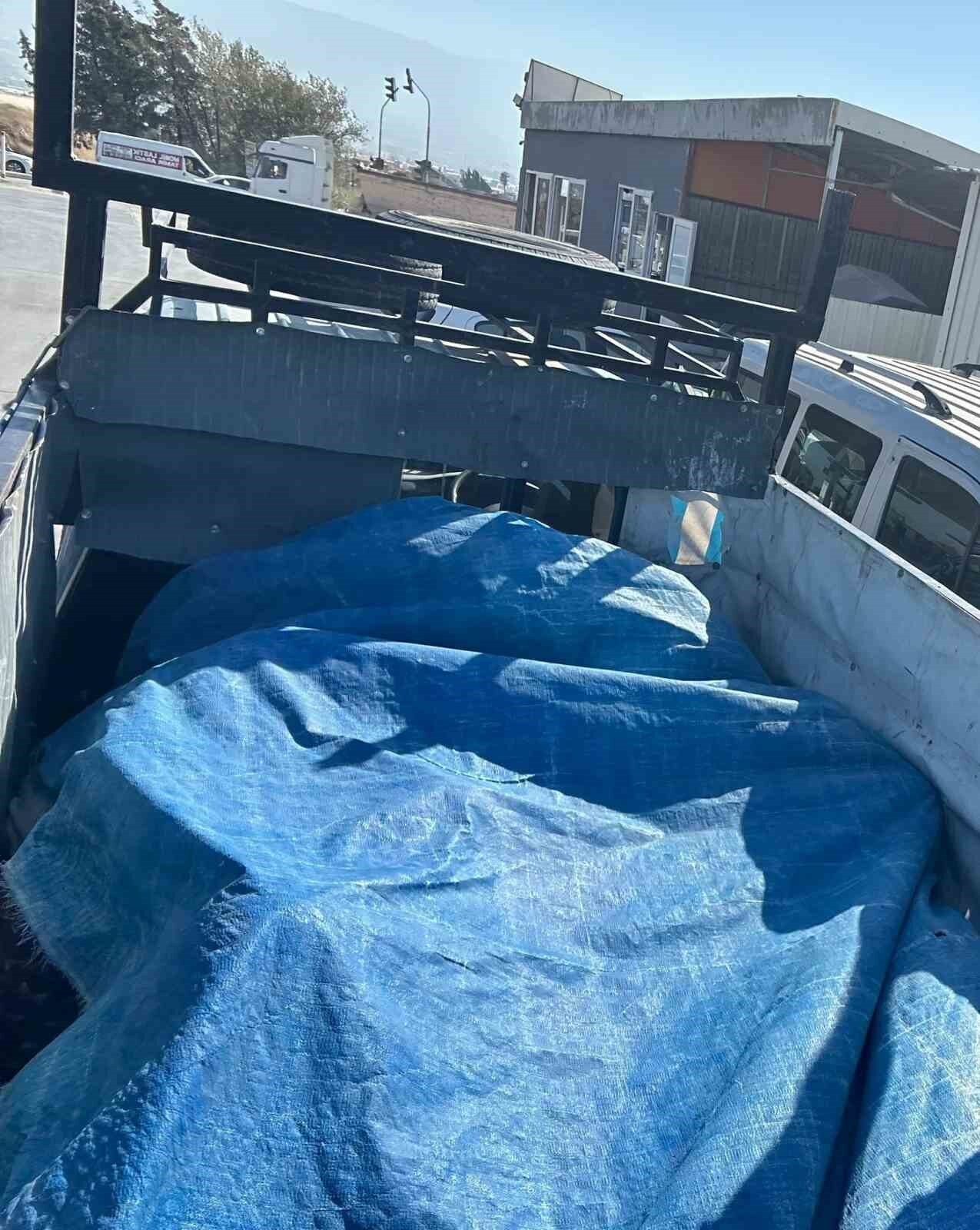 Hatay’da polis ekiplerince durdurulan pikap kasasında 14 göçmen yakalandı. İl