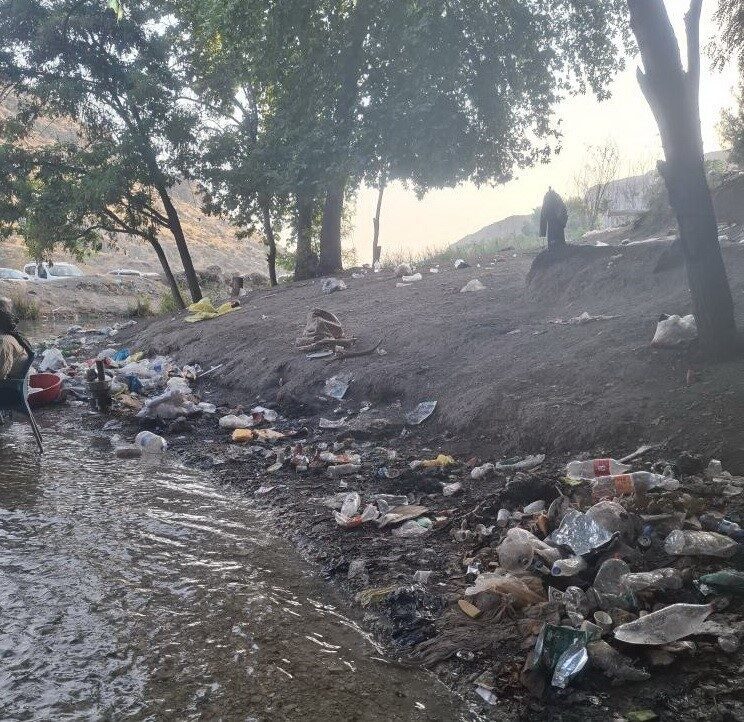 Adıyaman’da, vatandaşlar tarafından kirletilen piknik alanı çöplüğe döndü. Adıyaman-Şanlıurfa Karayolu