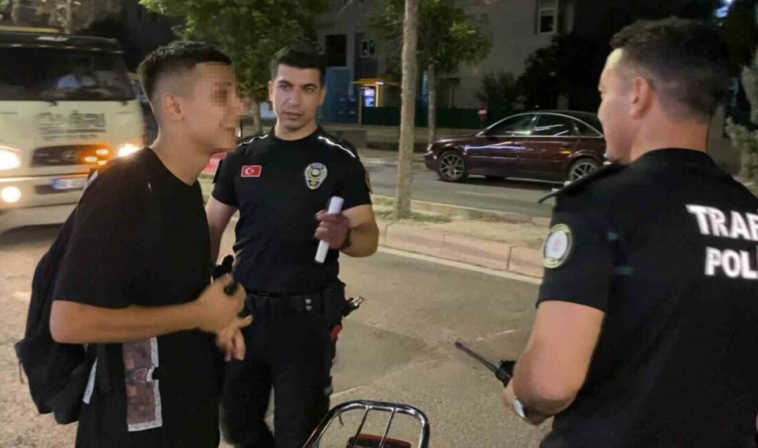 Aksaray’da plakasız bindiği motosikletle polise yakalanan genç ile polis memurunun