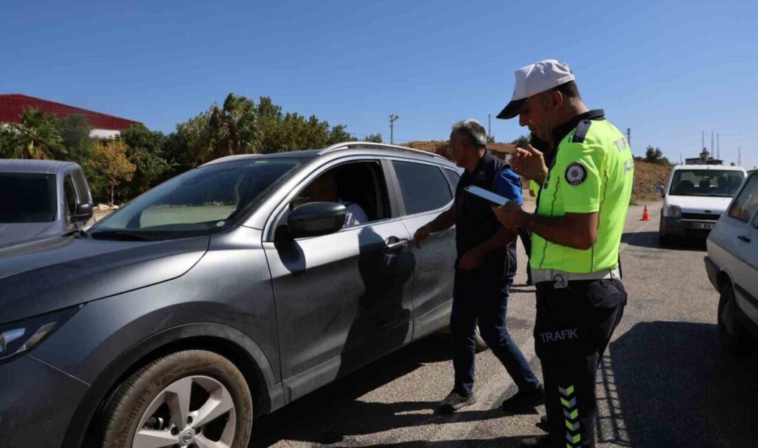 Adana’nın Kozan ilçesinde öğle saatlerinde araç termometreleri 50 dereceyi gösterdi.
