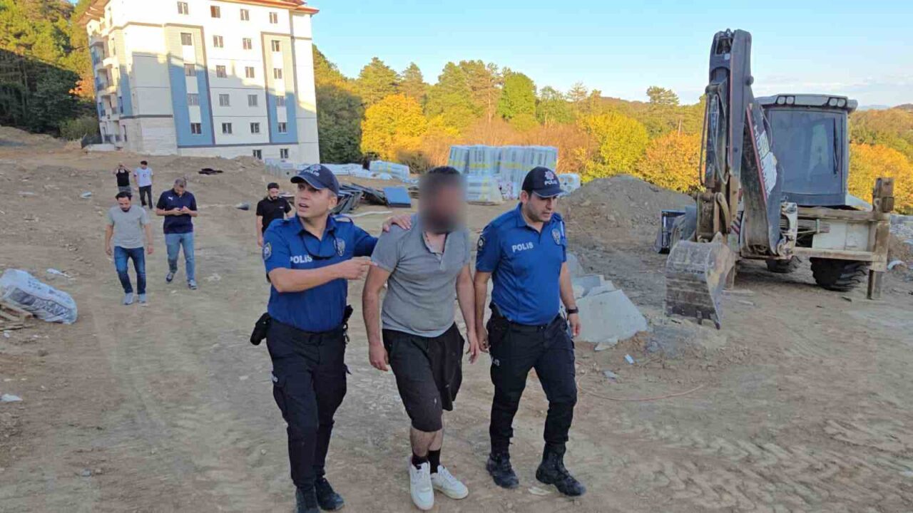 Zonguldak’ın Ereğli ilçesinde, maaşını alamadığını öne süren işçi, polis ekiplerinin