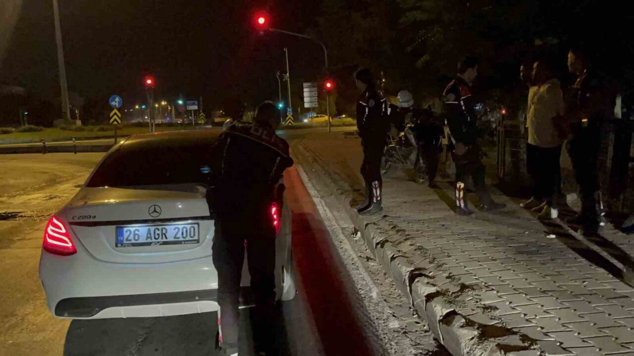 Eskişehir’de 2.31 promil alkolle polisten dakikalarca kaçan şahıslara ters kelepçe