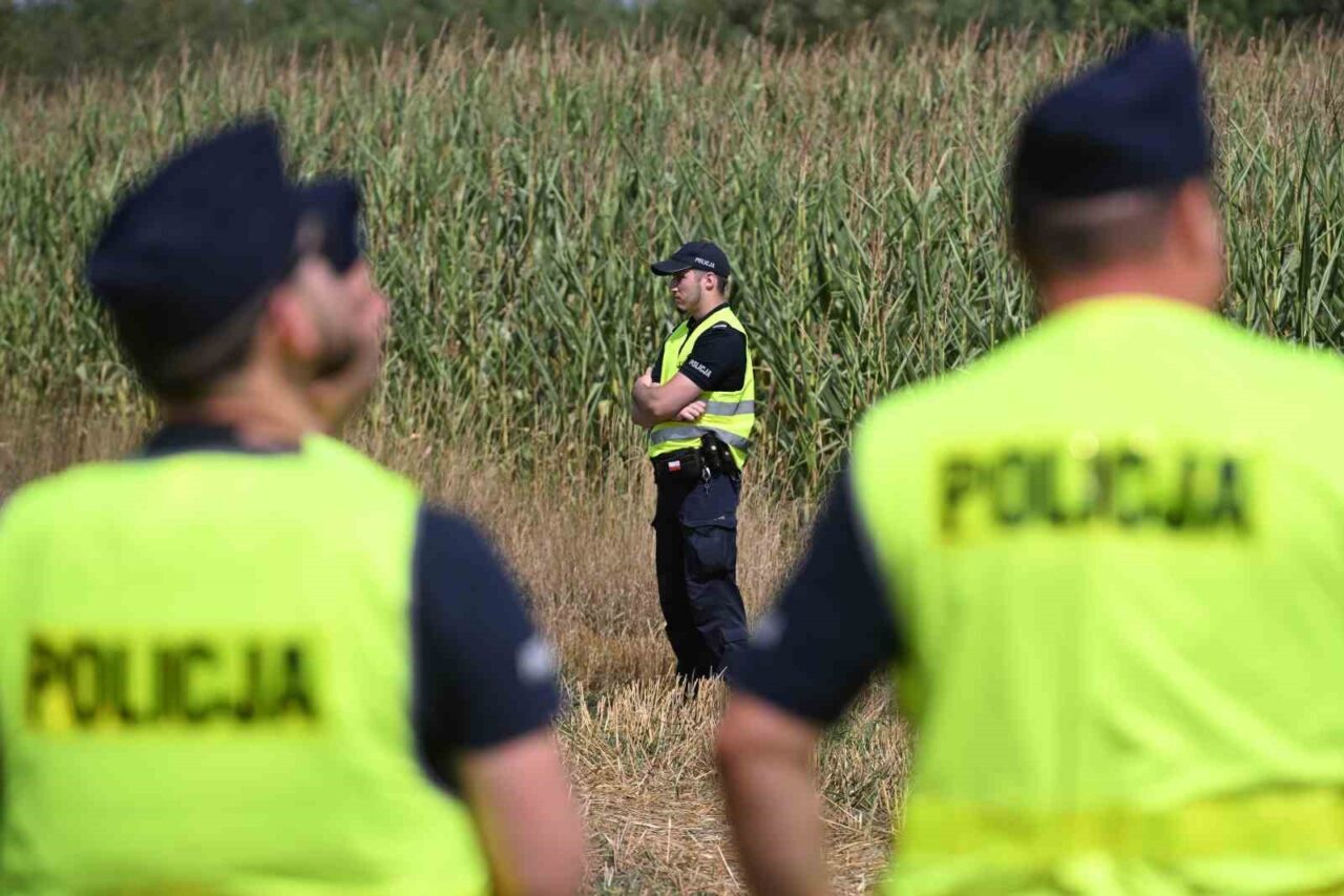 Polonya’da bir tarlaya düşen yabancı madde patladı. Polonya ordusu, Ukrayna