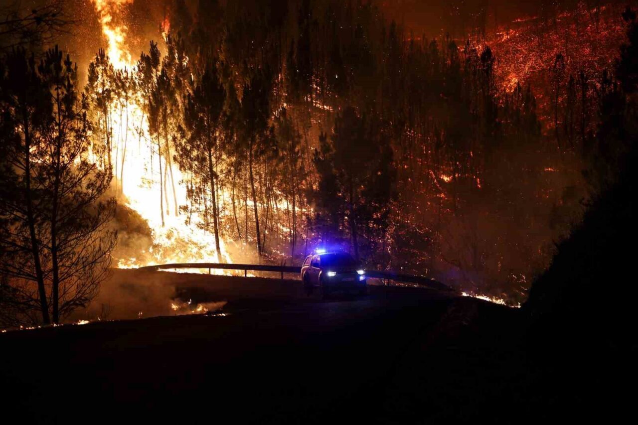 Portekiz’de orman yangınlarıyla mücadele sırasında 1 kişinin hayatını kaybetmesiyle toplam