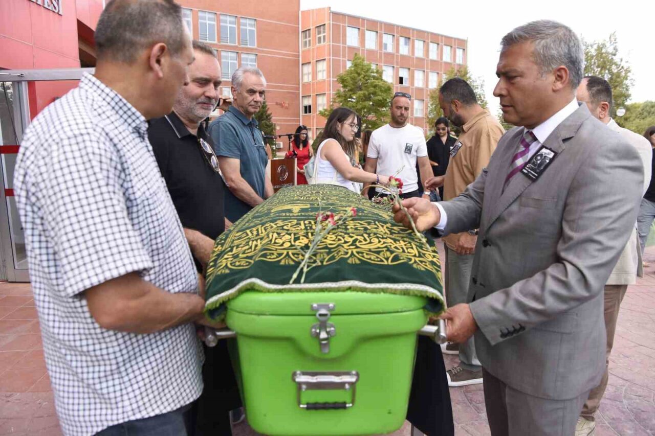 Anadolu Üniversitesi İletişim Bilimleri Fakültesi (İBF) emekli öğretim üyesi ve