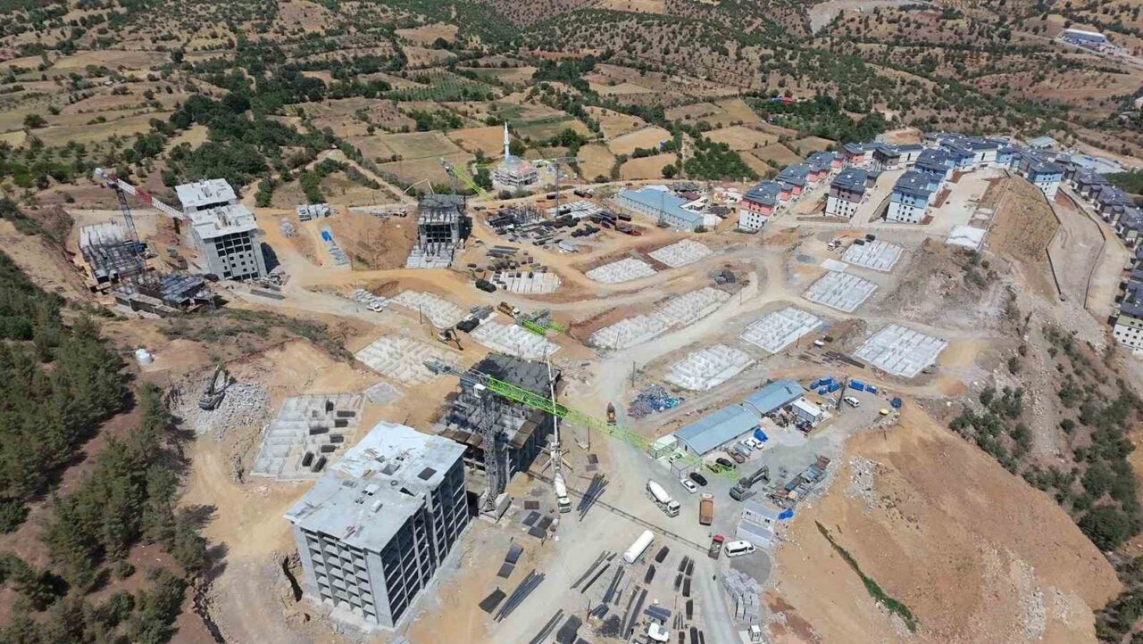 Malatya’nın Pütürge ilçesinde yapımı süren 813 konutluk toplu konut projesinin