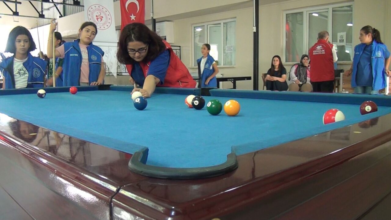 Malatya’nın Pütürge ilçesinde açılan bilardo kurslarına genç kızların yoğun katılımı