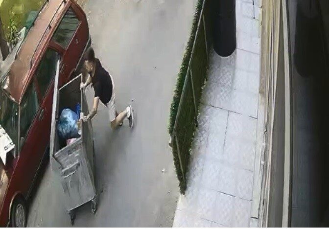 Muğla’nın Yatağan ilçesinde rampadan hızla kayan çöp konteynerini fark eden