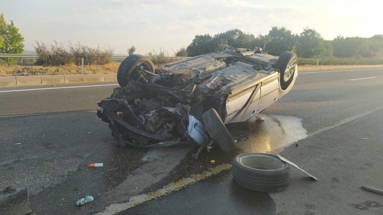 Tekirdağ’ın Malkara ilçesinde refüje çarpan otomobil takla attı. Sürücü olay