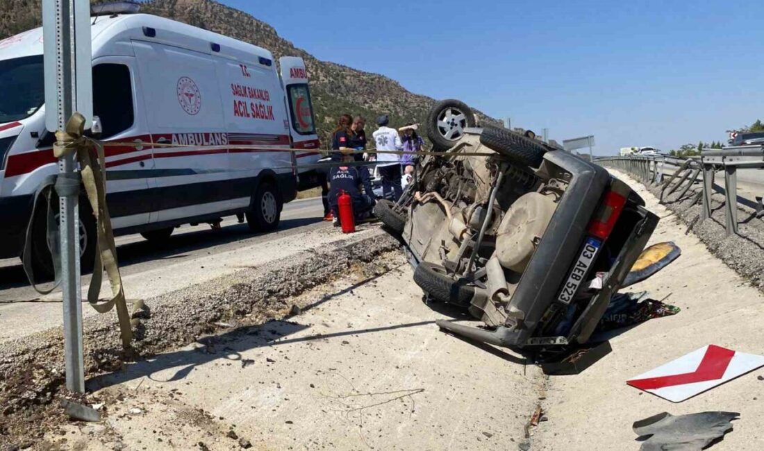 Denizli’de direksiyon hakimiyetini kaybeden otomobil refüje çarparak takla attı. Araçta