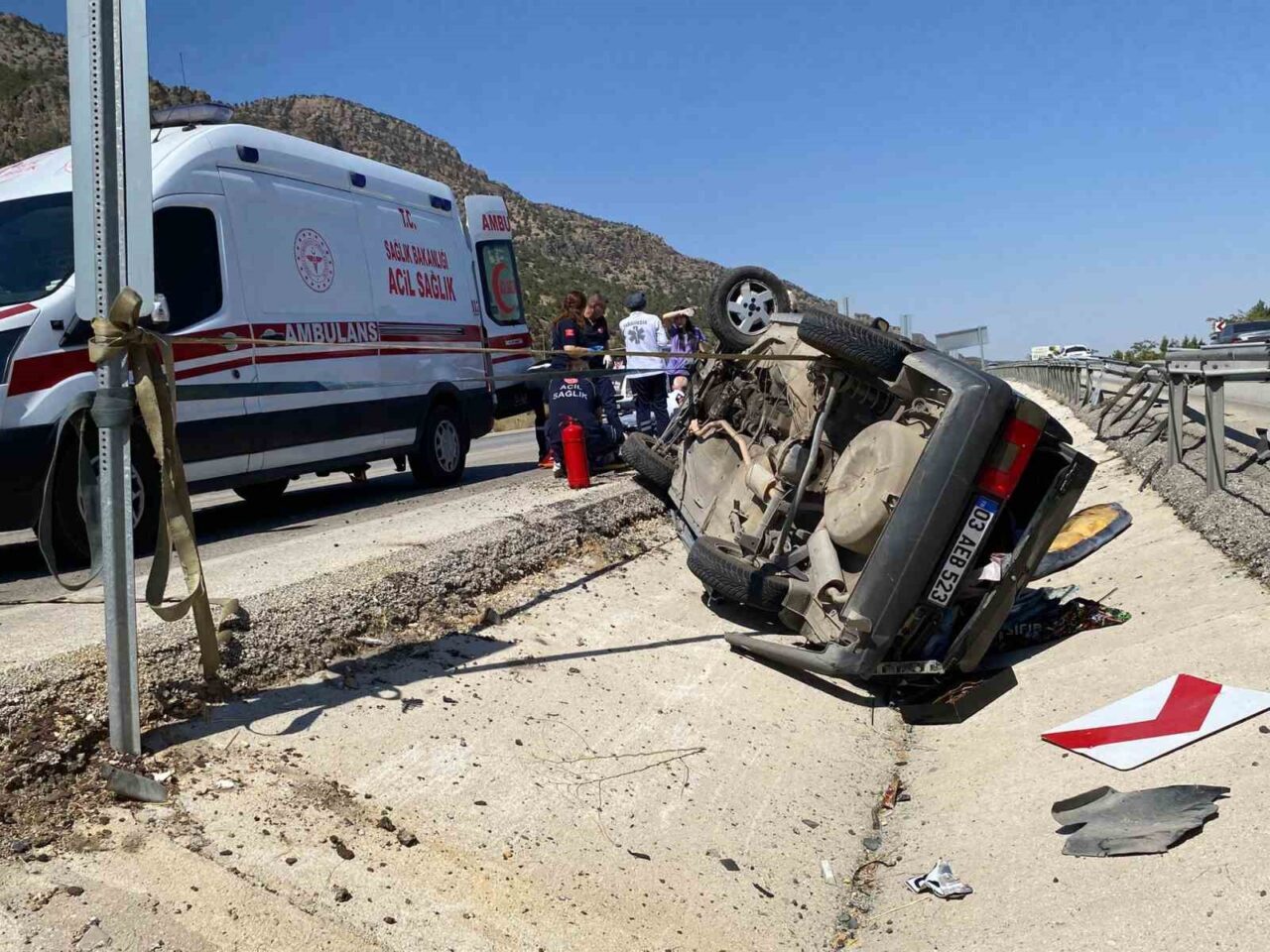 Denizli’de direksiyon hakimiyetini kaybeden otomobil refüje çarparak takla attı. Araçta