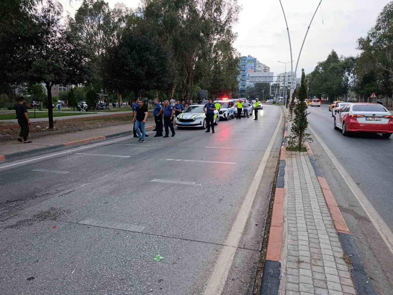 Adana’da kontrolden çıkan motosikletin refüje ve aydınlatma direğine çarpması sonucu
