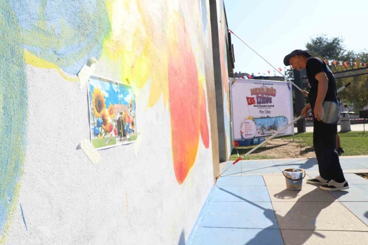 İnegöl Belediyesi’nin şehrin meydanları ve caddelerini sanatla buluşturacak Uluslararası Renklerin