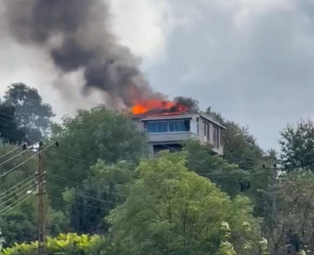 Rize’nin Pazar ilçesinde çıkan yangında bir evin çatısı küle döndü.