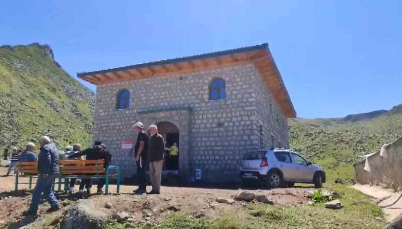 Rize’de Koçdüzü Yaylası’nda yapımı tamamlanan cami ibadete açıldı. Rize’nin Çamlıhemşin