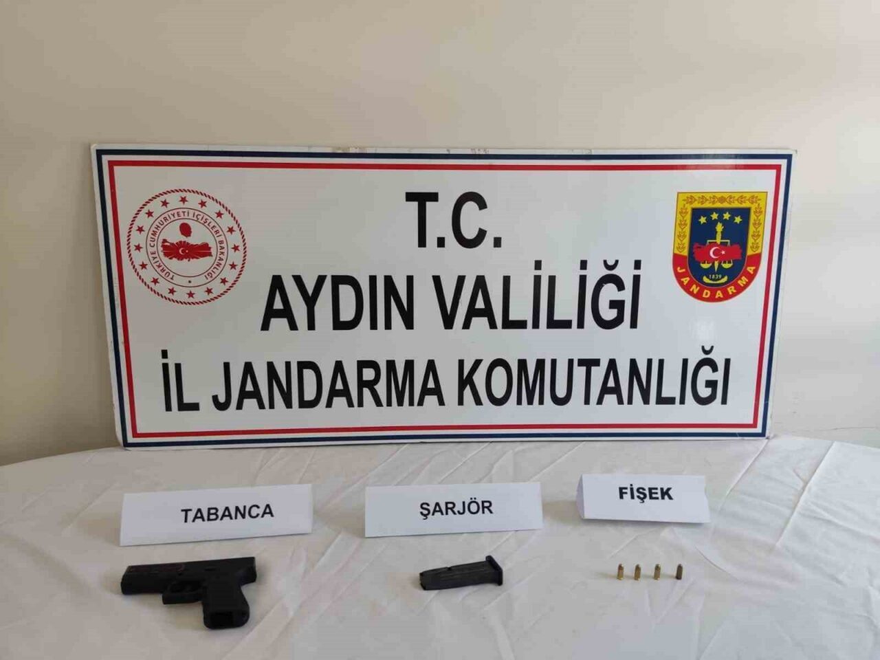 Aydın’da jandarma ekiplerince yapılan çalışmada ruhsatsız silah taşıyan 4 şüpheli